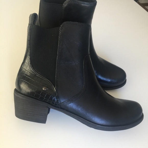 UGG Woman's Leather Ankle Boots - Picture 3 of 7